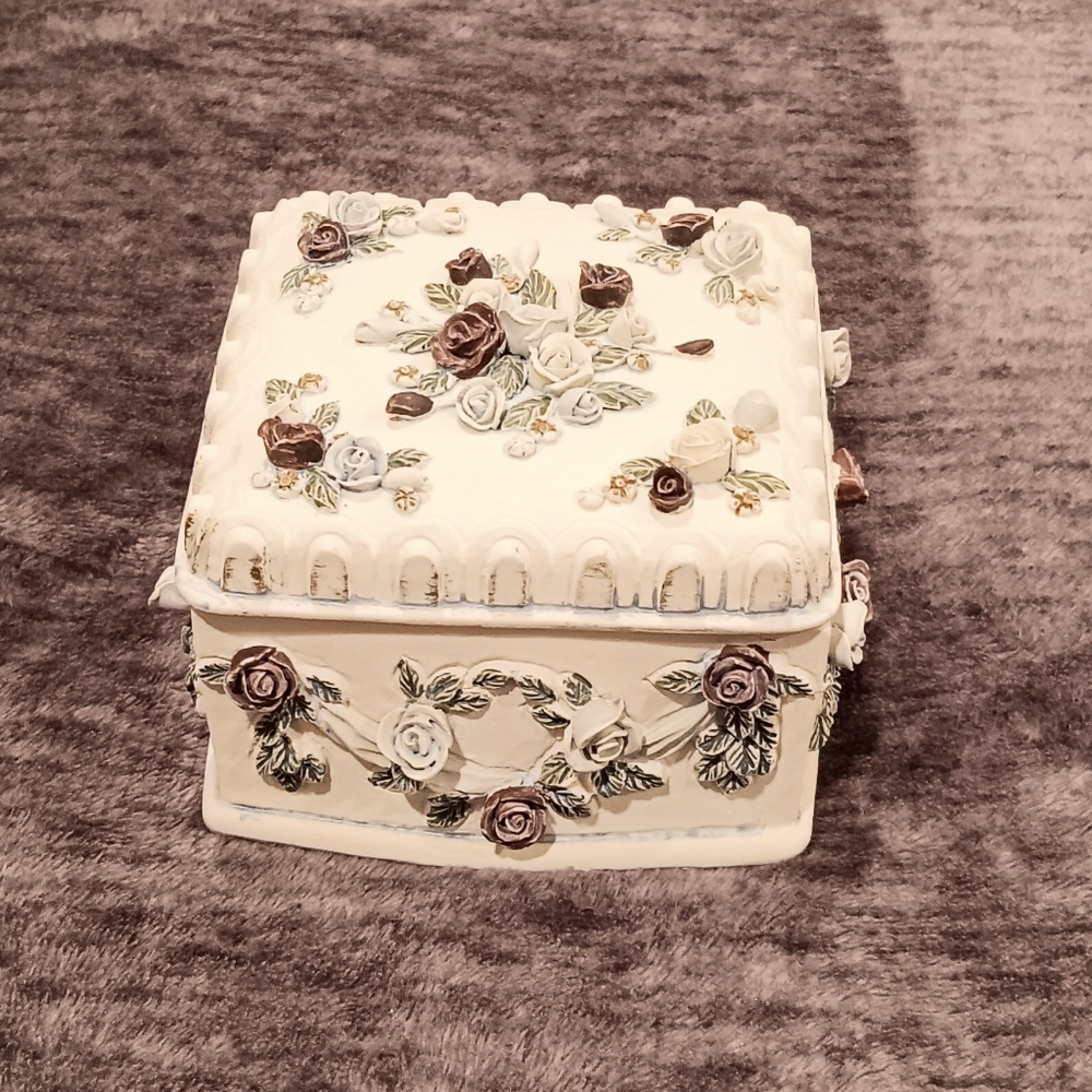 Vintage 1993 DEZINE Trinket/Jewelry Box W/Roses